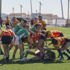 Les jugadores de Catalunya i Euskadi bregant per la pilota ovalada durant el partit disputat ahir al camp de rugbi de l’Anella Mediterrània.