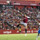 El jugador del Nàstic, Óscar Sanz, en una acció defensiva contra el Tarazona.