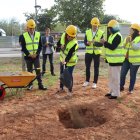 L'alcaldessa de Reus, Sandra Guaita, enterrant una càpsula del temps al solar de la nova promoció d'habitatge social al barri Mas Iglesias de Reus.