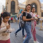 Una nena gaudeix de la seva ració de pastís del Braç de Santa Tecla.