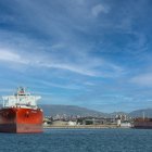 Un vaixell al Port de Tarragona.