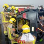 Imatge dels Bombers excarcerant una conductora sense carnet accidentada a Deltebre.