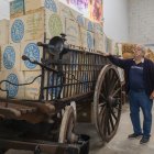 El col·leccionista Jordi Rovira guarda en les caixes originals ampolles de Chartreuse de l’antiga fàbrica de la marca a Tarragona, que va tancar l’any 1989.