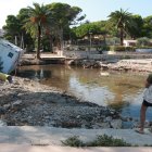 Un home fotografia l'aspecte que ofereix la cala de Pixavaques a l'Ametlla de Mar després dels aiguats de dissabte