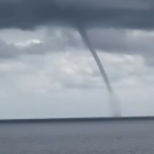 Imatge de la mànega d'aigua que ha aparegut aquest diumenge a la Costa Daurada