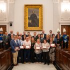 Fotografia de família amb els guardonats dels Guardons de la Ciutat 2024.