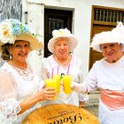 Tres participants de la Fira dels Indians.