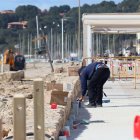 Una persona treballant a les obres de reparació del passeig marítim d'Altafulla.