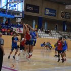 Oliver Bieshaar, del CB Salou, intentant aturar un tir d’un jugador del Santfeliuenc, ahir.