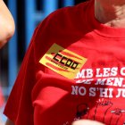 Una de les manifestants per la reducció de la jornada laboral a Tarragona amb una pegatina i samarreta de CCOO.