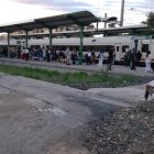 Imatge dels passatgers que s'han vist obligats a fer un transbordament a l'estació de Vila-seca.