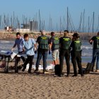 Agents de la Guàrdia Civil treballant en l'aixecament del cadàver trobat en una platja de Calafell.