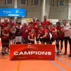 La plantilla del CV Sant Pere i Sant Pau celebrant la victòria amb el trofeu de campions de Lliga Catalana