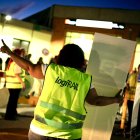 Una informadora indicant on agafar els autobusos a Sant Vicenç de Calders.