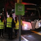 Informadors i usuaris de Renfe agafant els primers busos des de l'estació d'autobusos de Tarragona.