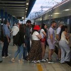 Persones accedint a un dels tren Avant de primera hora del matí en direcció Barcelona a l'estació de Camp de Tarragona.