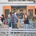 Usuaris a l'estació de Sant Vicenç de Calders.