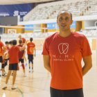 L’entrenador del Club Voleibol Sant Pere i Sant Pau, Vlado Stevovski, durant un entrenament del primer equip al Palau d’Esports de l’Anella Mediterrània.