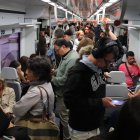 Un tren de l'R2 Sud en direcció Barcelona ple de gom a gom entre Cubelles i Vilanova i la Geltrú.