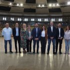 L'alcalde de Tarragona i el director del Concurs de Castells, acompanyats d'altres representants polítics i empreses col·laboradores de l'acte.