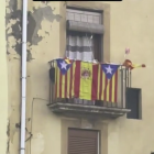 Imatge d'un balcó amb banderes estelades i d'Espanya.