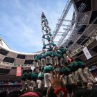 Un membre de Vilafranca celebrant el 3 de 10 en primera ronda del Concurs de Castells.