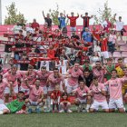 Els jugadors del Reus FC Reddis amb l’afició a l’Estadi Ramón Farrús de Lleida