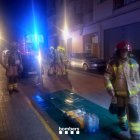 Els bombers actuant a l'edifici de Bonavista afectat per un incendi.