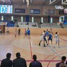 L’equip del CB Salou defensant a l’àrea un atac del Gandía.