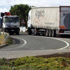 Trànsit de camions al pont de l'autovia A-2 a El Palau d'Anglesola.