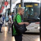 Un noi agafant la targeta T-10/120 abans d'entrar al bus que surt de Tarragona i va directe a Barcelona.