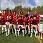 Imatge de la plantilla de l'Ibiza Islas Pitiusas abans d'un partit de lliga, amb Maurizio Pochettino a la dreta de la imatge amb el dorsal 21.