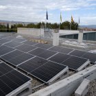 Imatge de les plaques instal·lades a la coberta de l'Ajuntament de Cambrils.