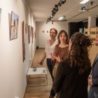 Clàudia Carbó durant la inauguració de l'exposició a l'Espai Jove Kesse.