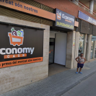 Façana del supermecat Economy Cash d'Amposta.