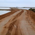 Un vehicle circula pel nou camí d'accés a les salines de la Trinitat a la barra del Trabucador.