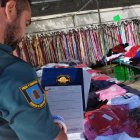 Un agente de la Guardia Civil durante el operativo en el mercado semanal de La Pineda