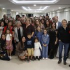 Fotografia de família dels assistents i voluntaris del Còctel-sopar solidari de la Creu Roja a Salou