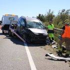 La grua, carregant un dels cotxes implicats en un accident a la N-II