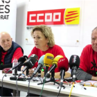 Valentí Marin, Cinta Galiana i Josep Casadó, portaveus de Trens Dignes, en roda de premsa a Tortosa.