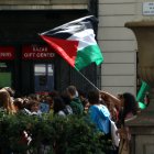 Un manifestant porta una bandera palestina en la mobilització estudiantil de Barcelona.