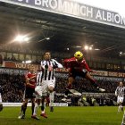 Imatge del futbolista mexicà Javier 'Chicharito' Hernández rematant de cap una pilota en un partit de Premier League.