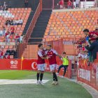 Els jugadors del Nàstic Joan Oriol i Antoñín Cortés celebrant el gol del davanter contra l’Osasuna Promesas.