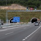 Dos vehicles i dos camions circulant pel túnel de Coll de Lilla.