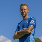 El jugador del Nàstic Víctor Narro a la gespa del Nou Estadi Costa Daurada.