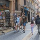 Les botigues de records han deixat enrere els comerços de queviures al barri.