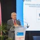 Antonio Abril, president de la Conferència de Consells Socials de les Universitats Espanyoles, exposant la conferència ‘Universidad-Empresa, una cooperación mejorable’ .