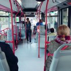 Imatge d’arxiu de l’interior d’un autobús de l’Empresa Municipal de Transports amb diversos passatgers a bord.