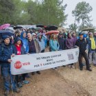 Desenes de persones van participar en la caminada, que va durar una hora i mitja, tot i la puja