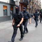 Diversos agents dels Mossos caminant durant un dispositiu antiterrorista a la Barceloneta.